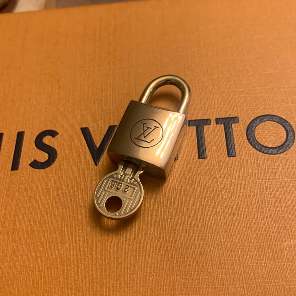 Louis Vuitton key and lock #208